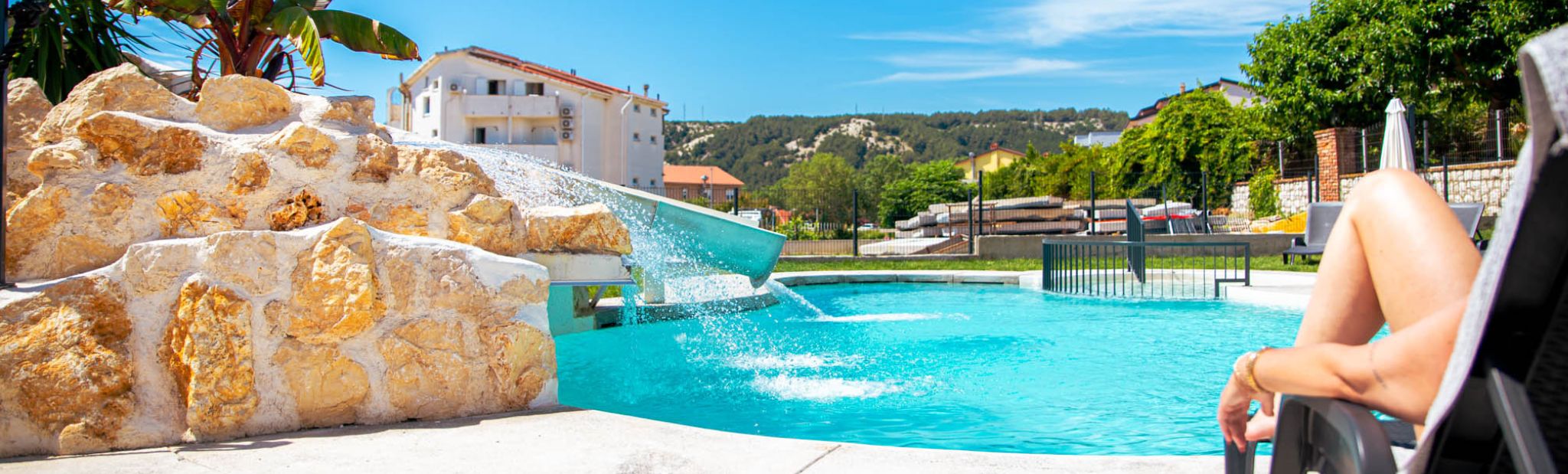 Moderno uređeni apartmani nadomak Rajske plaže
